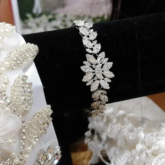 7pc Unique One-Of-A-Kind Tiara Bridal Package - Picture 9 of 12